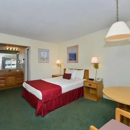 Travelodge By Wyndham Mackinaw City Exterior photo