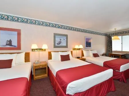 Travelodge By Wyndham Mackinaw City Room photo