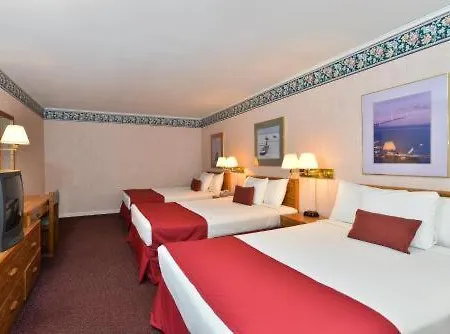 Travelodge By Wyndham Mackinaw City Room photo