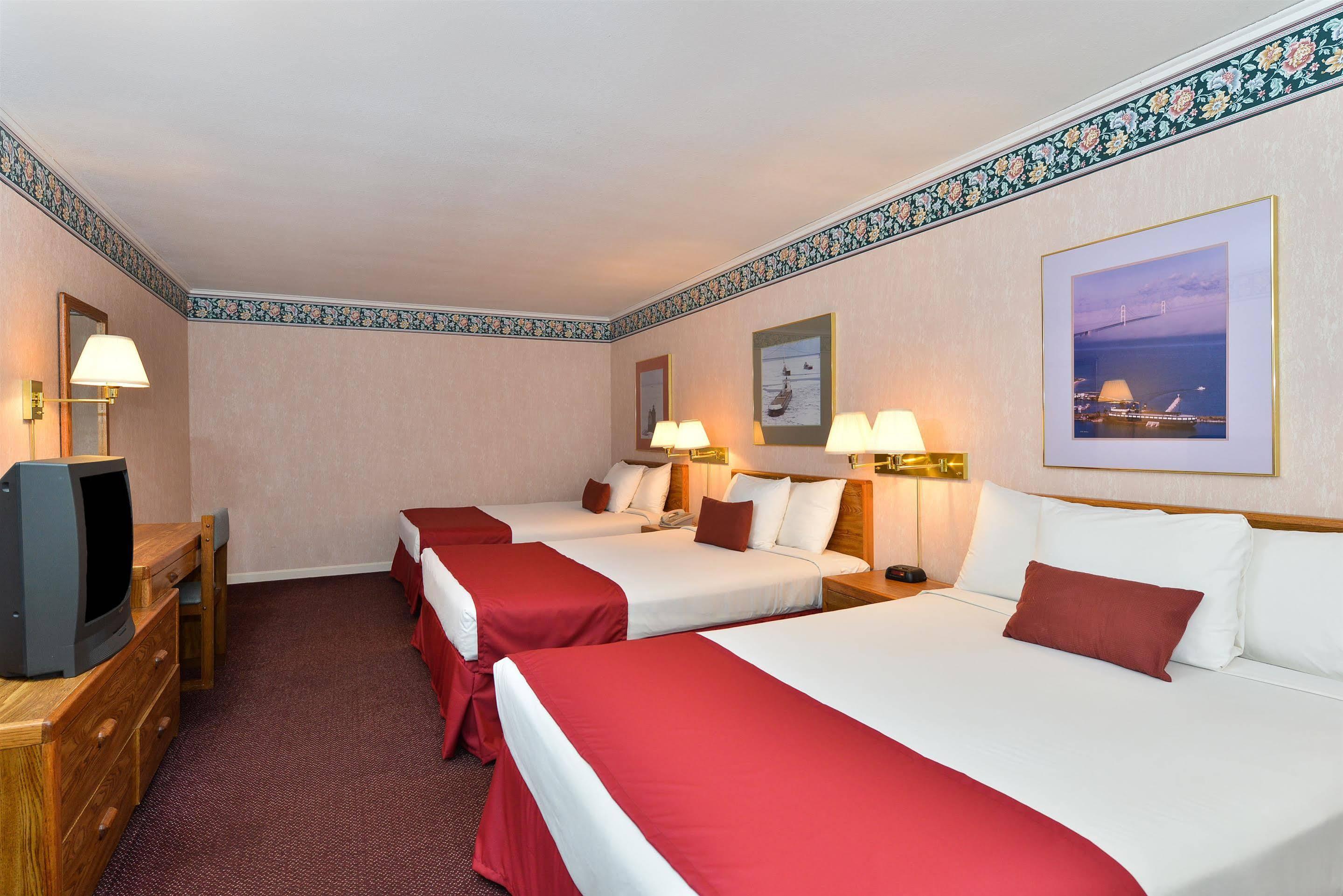 Travelodge By Wyndham Mackinaw Motel