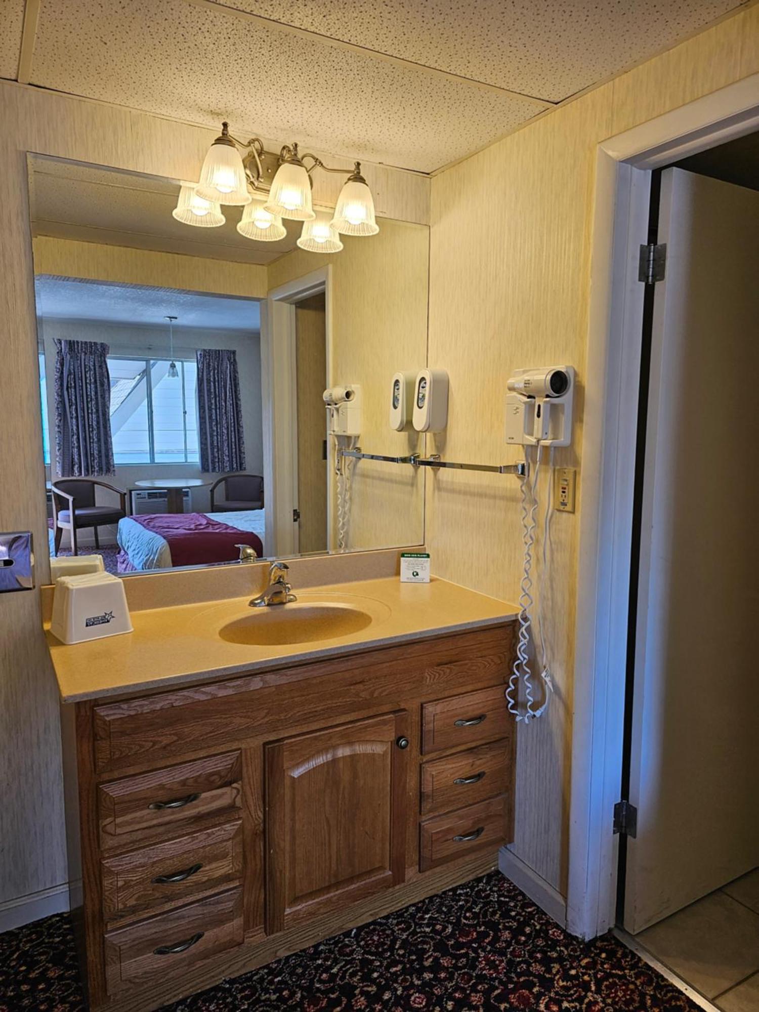 Travelodge By Wyndham Mackinaw Motel 2*