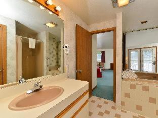 Travelodge By Wyndham Mackinaw Motel 2*