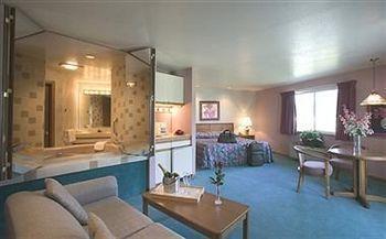 Travelodge By Wyndham Mackinaw Mackinaw City