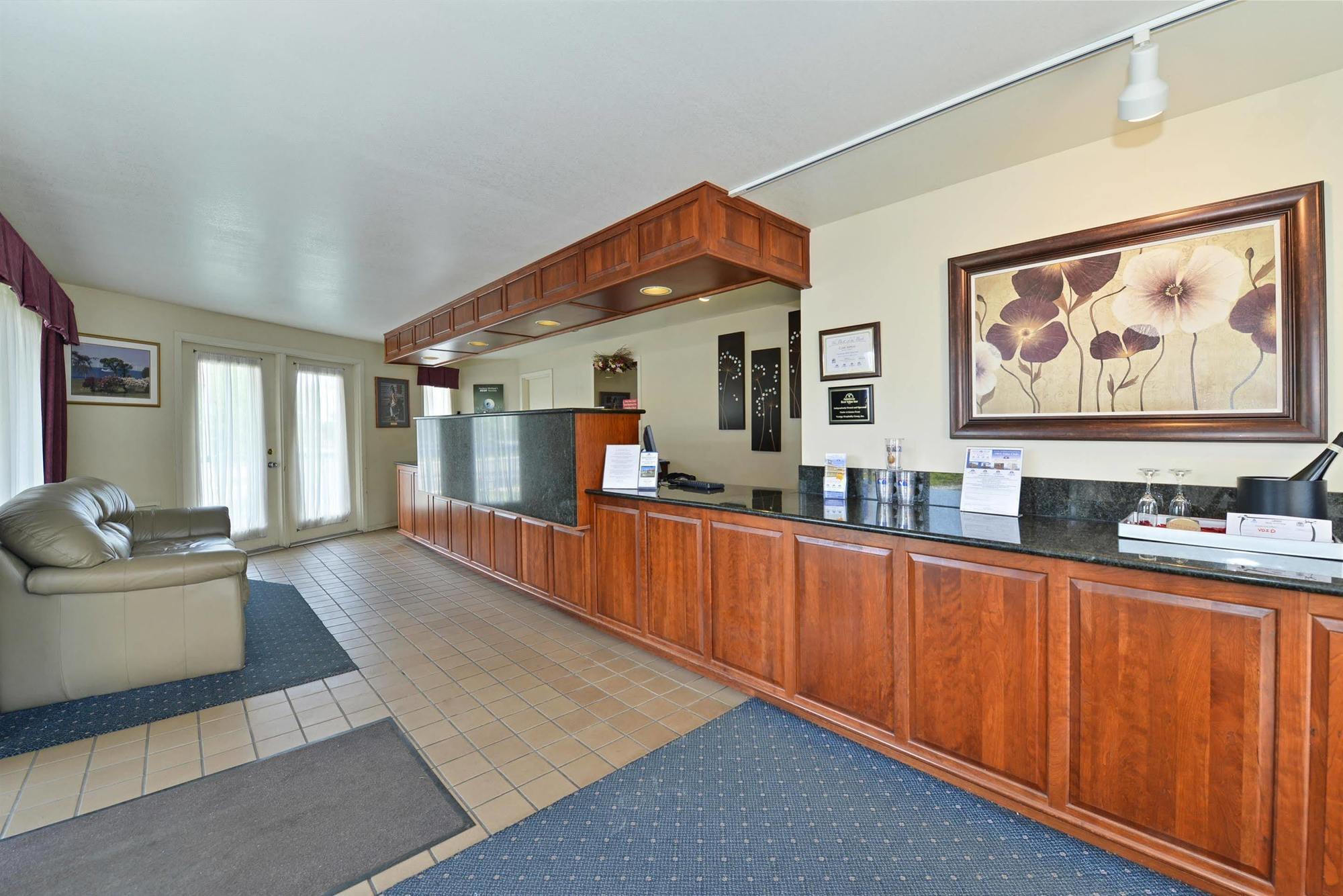 Travelodge By Wyndham Mackinaw Motel