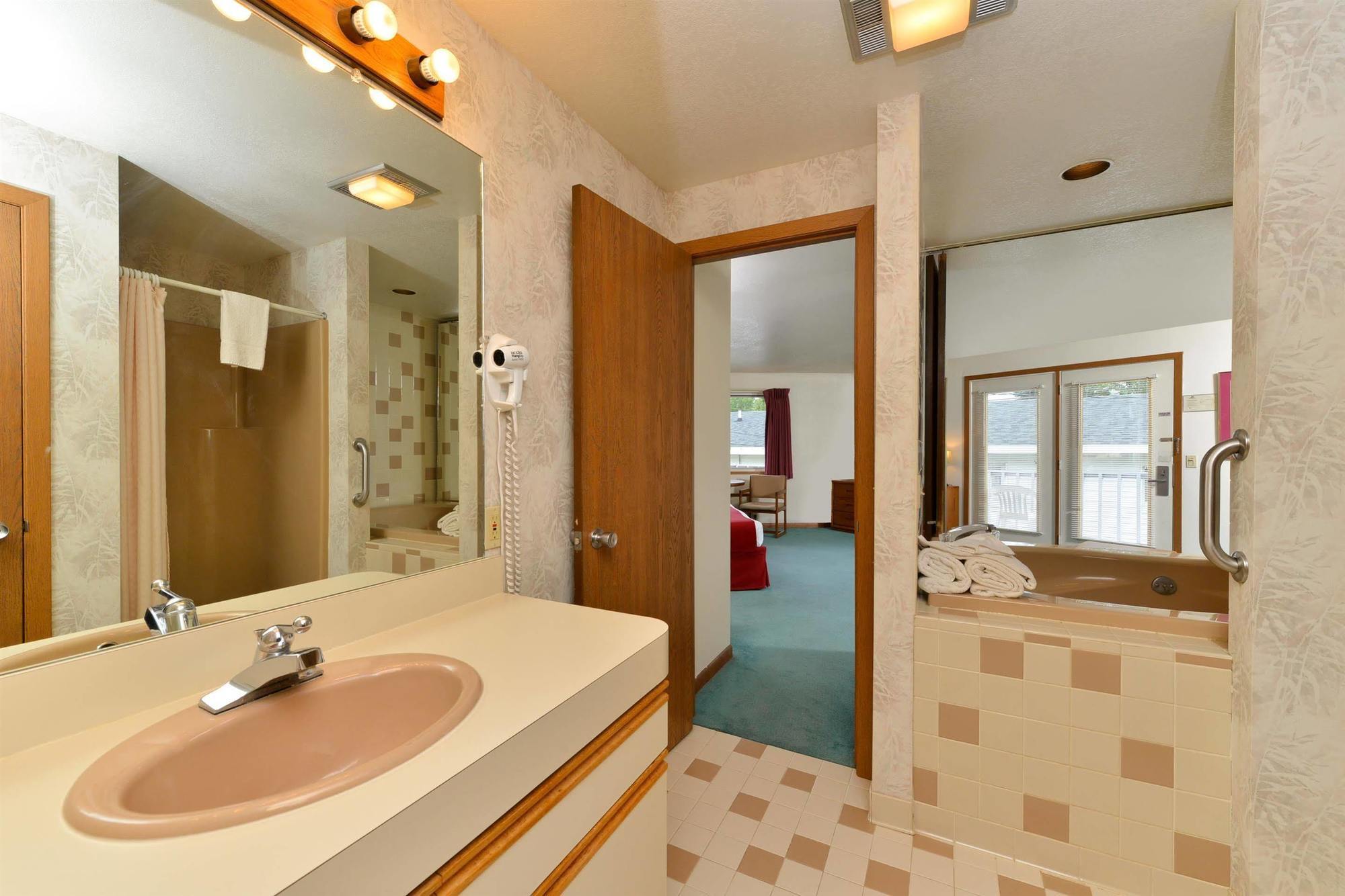 Travelodge By Wyndham Mackinaw Motel