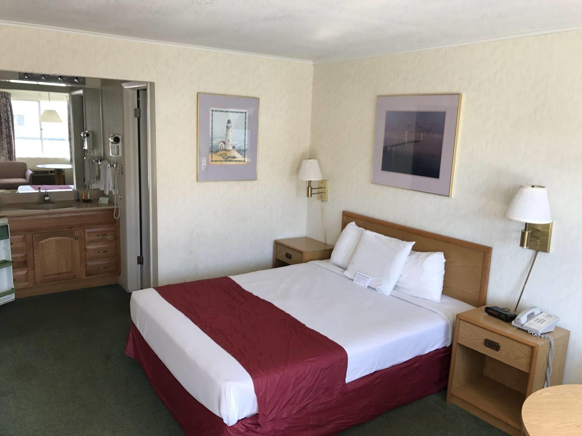 Travelodge By Wyndham Mackinaw Motel 2*