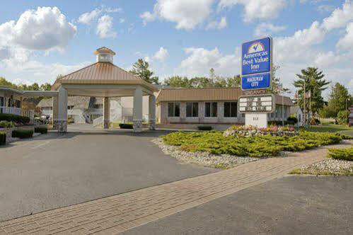 Travelodge By Wyndham Mackinaw Motel