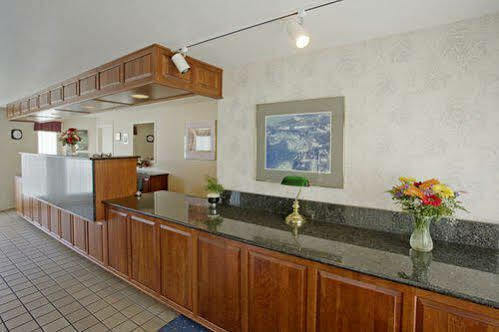 Travelodge By Wyndham Mackinaw Motel 2*