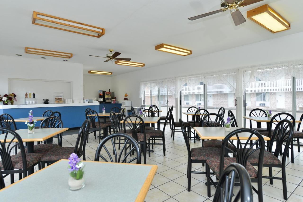 Travelodge By Wyndham Mackinaw Motel 2*