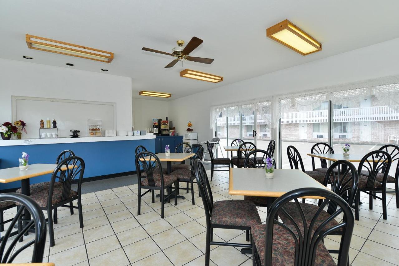 Travelodge By Wyndham Mackinaw Motel 2*